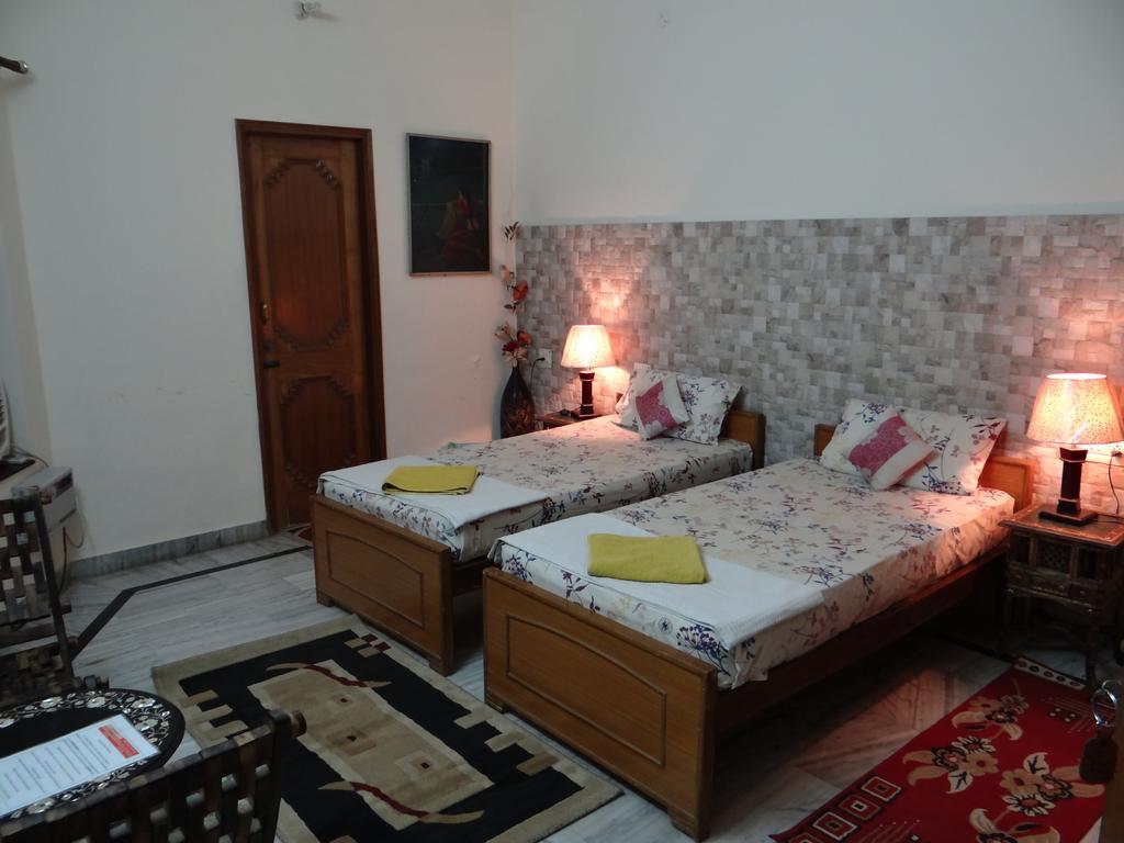 N.Homestay Agra  Bilik gambar